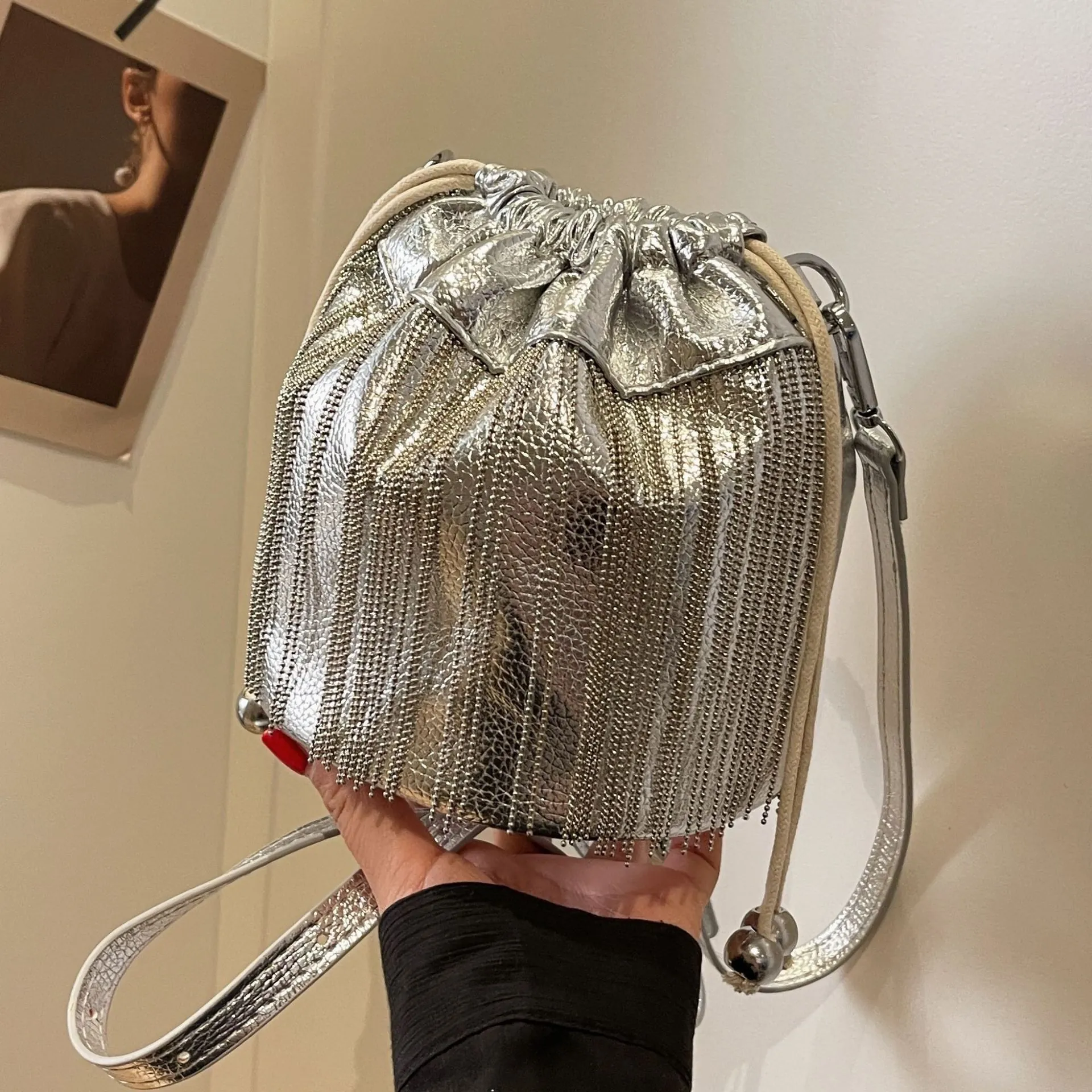 Damen Urban Mode Quaste Eimertasche PU Leder Kordelzug Umhängetasche Mit Metallkette Fransen Für Täglich Party Dating