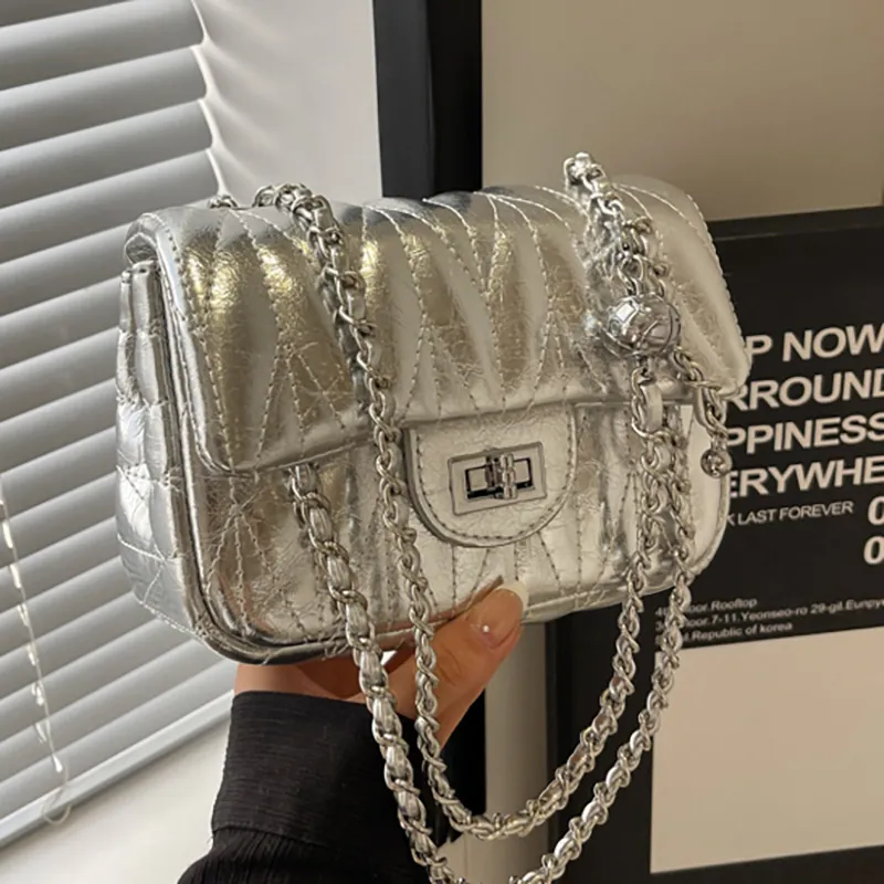 Sac à Épaule Matelassé pour Femme en Cuir PU Chaîne en Treillis Sac Carré avec Boule en Métal Décorative Style Urbain
