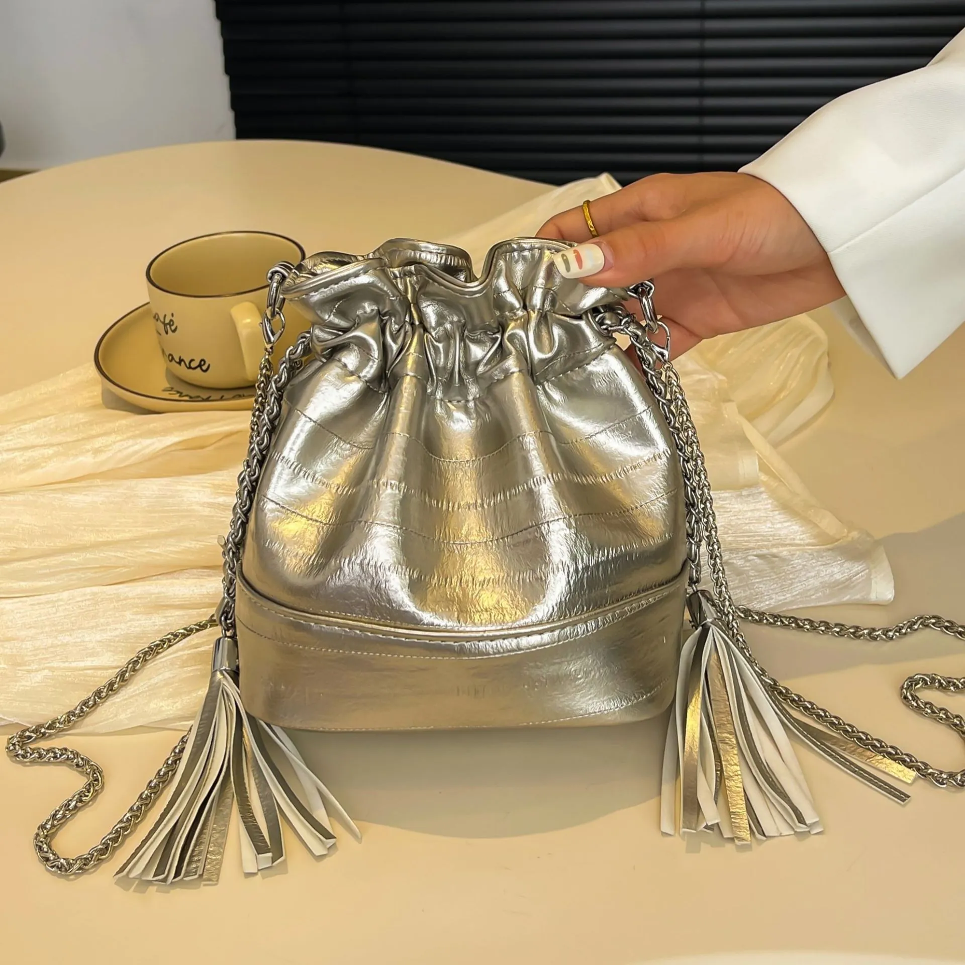 Borsa a Secchiello con Nappine Plissettata da Donna in Pelle PU Metallizzata Tracolla Catena Minimalista Oro Argento Nero