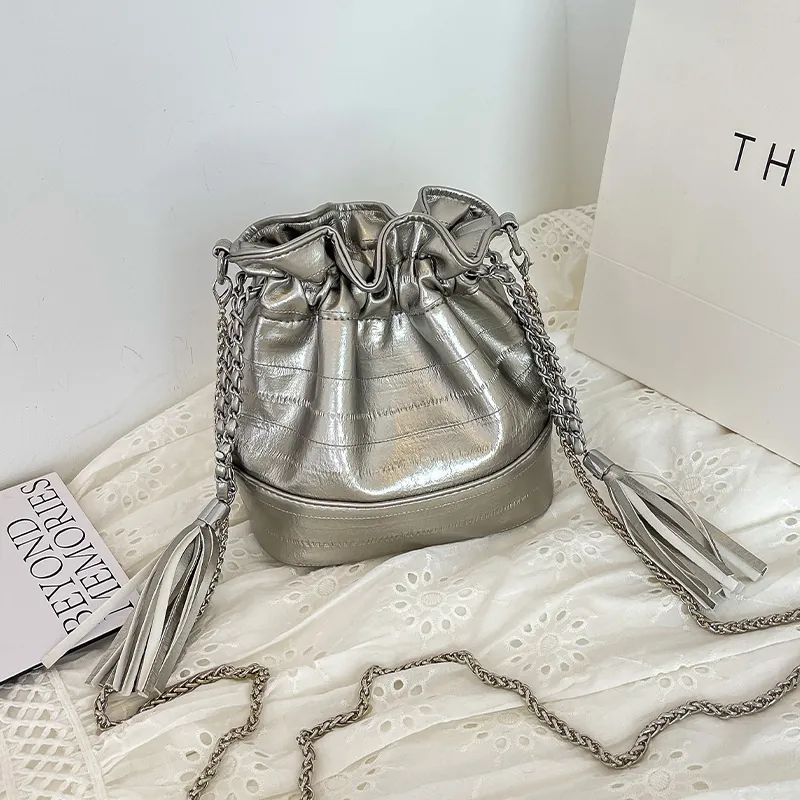 Sac Seau pour Femmes en Cuir PU Métallique Minimaliste à Cordon Avec Décor de Franges Or Argent Noir Chaîne Bandoulière Sac à Main