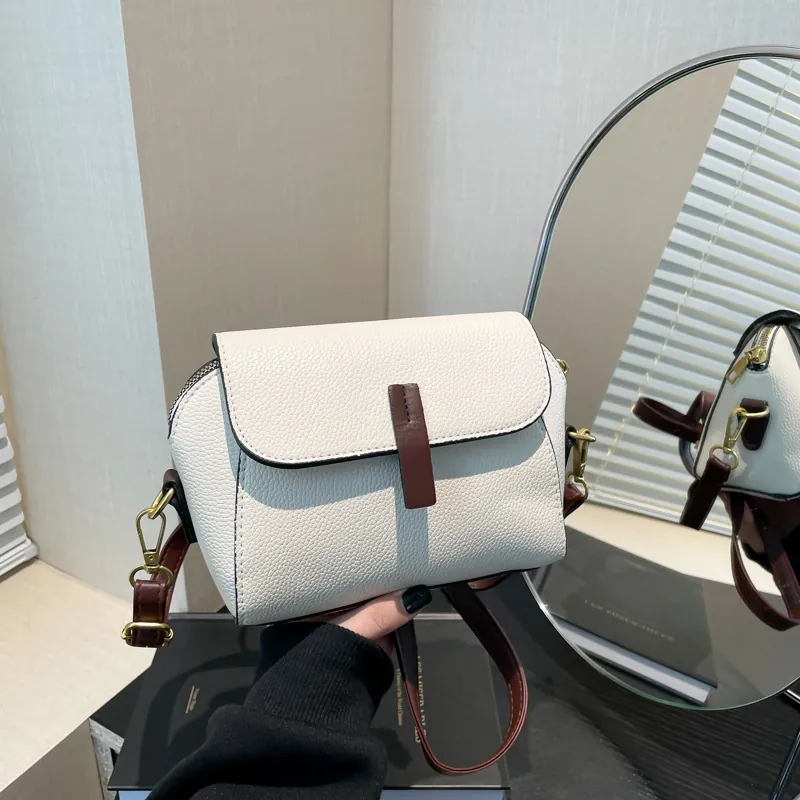 Sac Bandoulière Femme Cuir PU Motif Litchi Sangle Contrastée Rabat Petit Sac Carré Élégant Chic