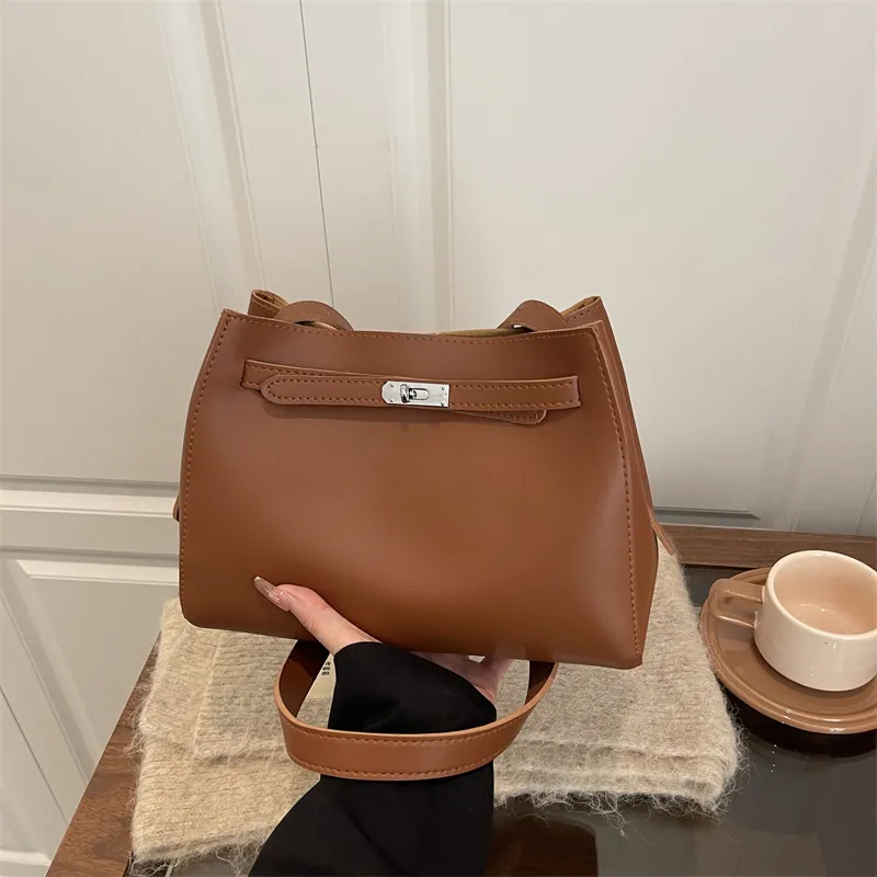 Retro PU Leather Shoulder Bag For Women Fashionable Minimalist Handbag With Metal Twist Lock Elegant Daily Commuting Crossbody Bag