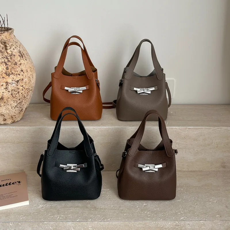 Sac Seau pour Femme en Similicuir Grainé Minimaliste avec Fermoir Argenté Sac à Main avec Bandoulière Rétro Couleur Unie