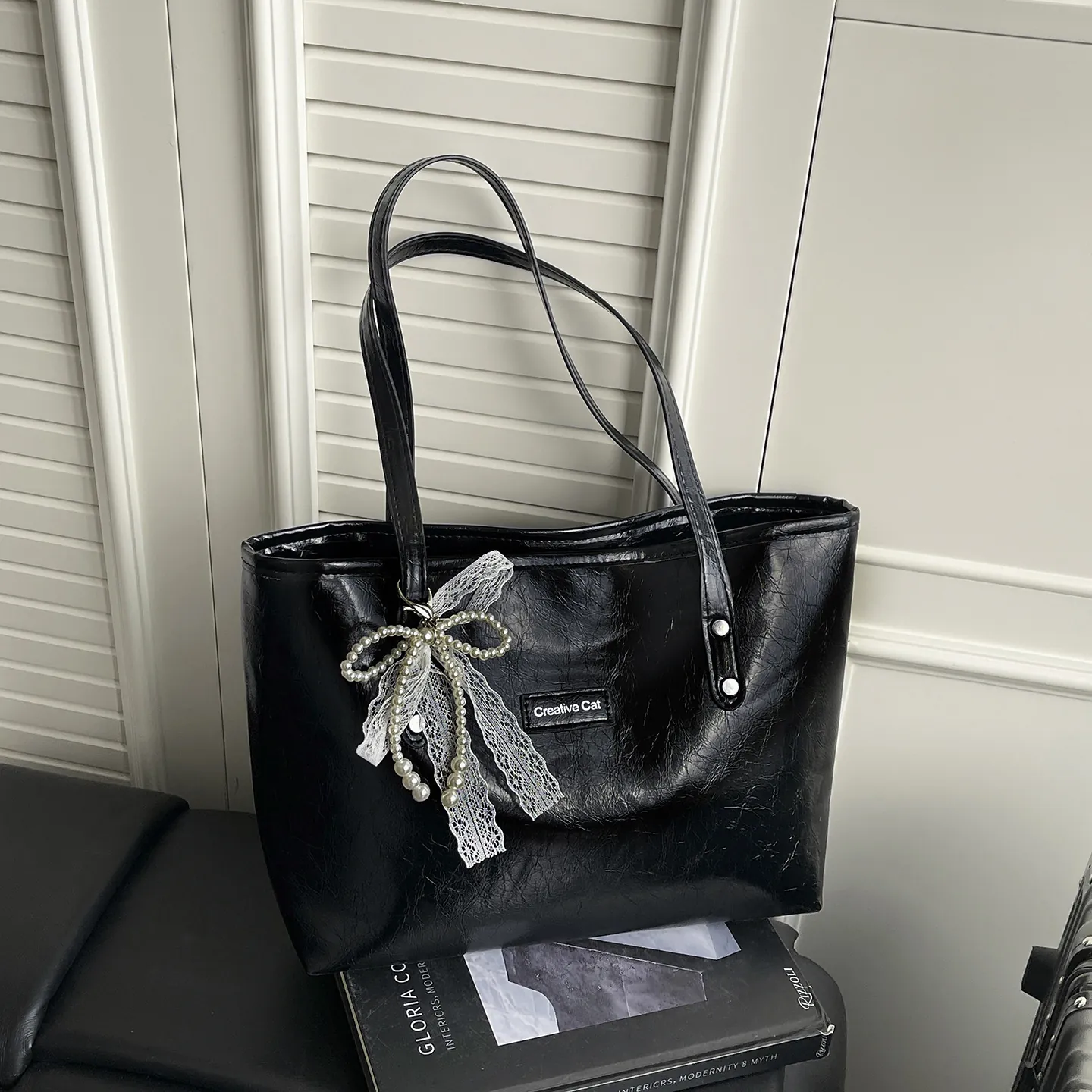 Borsa Tote in Pelle PU di Moda Grande Capacità Lucida Pieghettata Borsa a Tracolla Con Elegante Fiocco di Pizzo Pendente di Künstliche Perle Donna