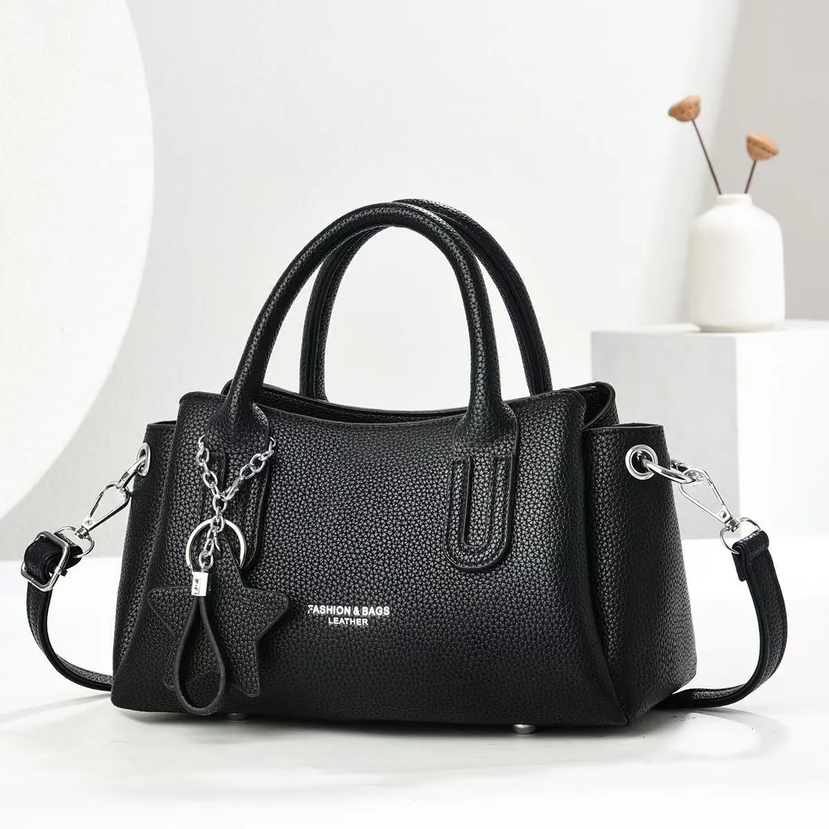 Damen Lychee-Muster PU Leder Handtasche Mit Sternanhänger Buchstabendruck Verstellbarem Riemen Tägliche Umhängetasche
