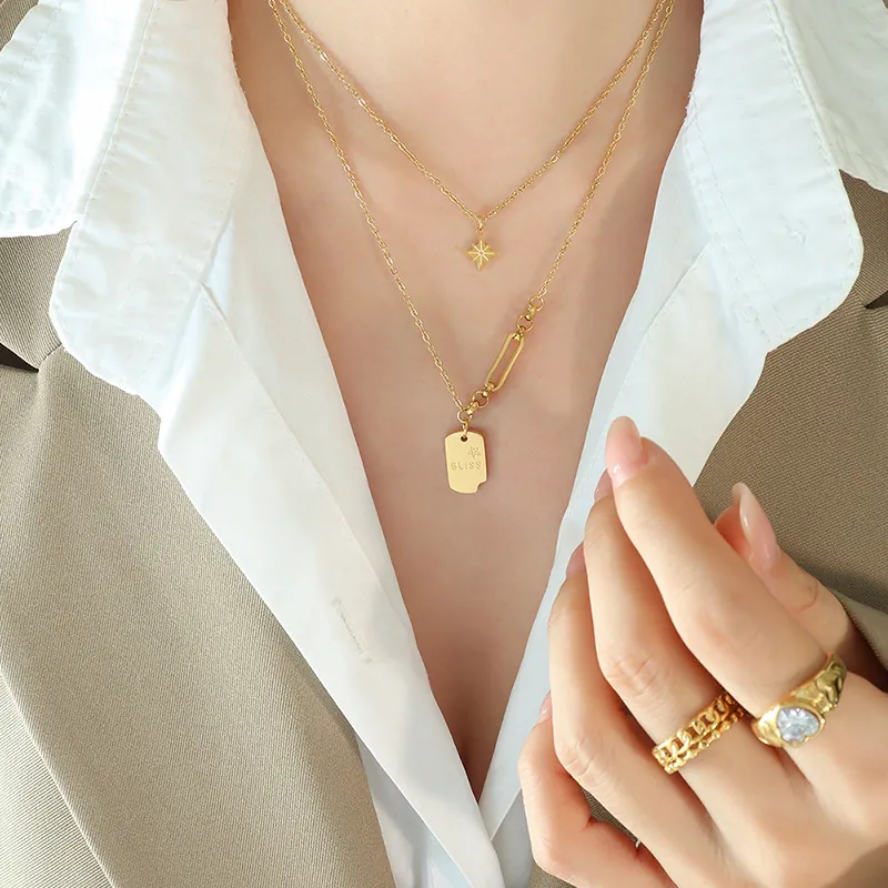 Collier Double Couche En Acier Titane Avec Octagramme Et Plaque Rectangulaire Gravée Bliss Plaqué Or 18K Pour Femmes