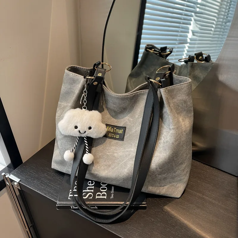Sac Fourre-Tout Minimaliste en Cuir PU pour Femmes Grande Capacité Sac à Bandoulière Avec Pendentif Nuage Mode Coréenne