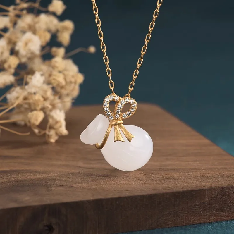 Collier Pendentif Sac De Fortune Style Chinois Avec Fausse Jade Hetian Et Noeud En Zircon Bijoux Rétro Pour Femmes