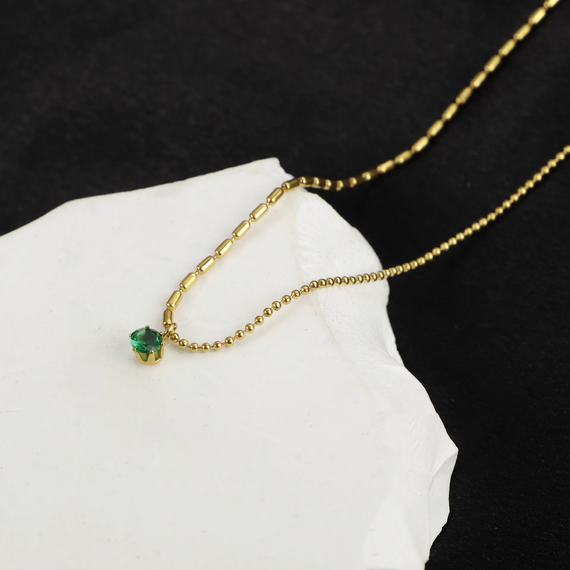 Collier Minimaliste Avec Pendentif En Zircon Vert En Acier Inoxydable Plaqué Or Chaîne Bambou Pour Femme