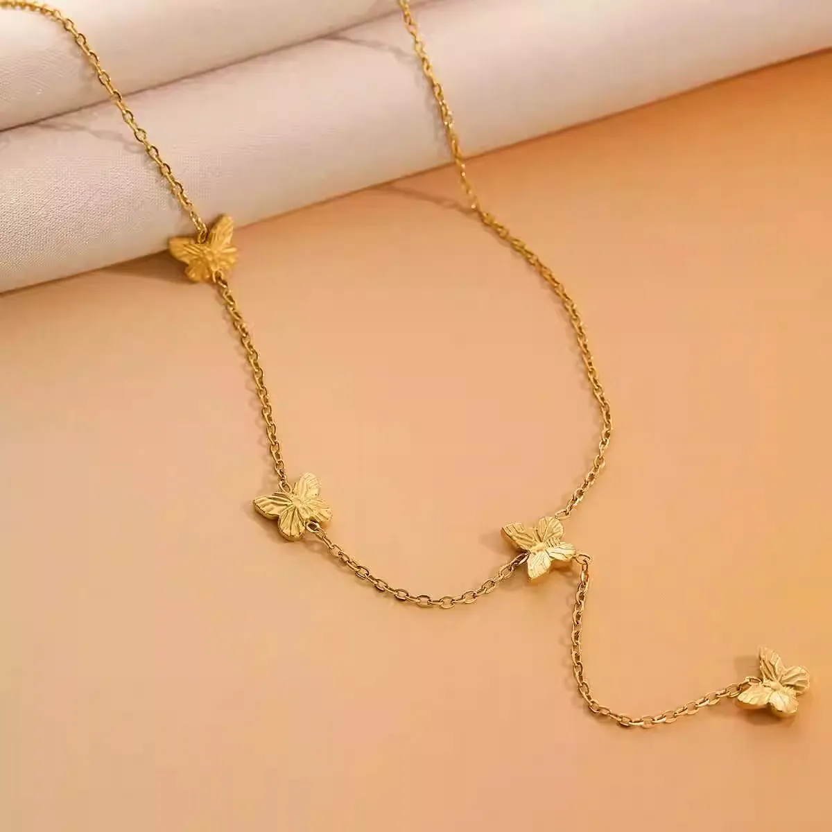 Collier Pendentif Papillon Élégant Acier Inoxydable Papillon Dimensionnel En Forme De Y Bijoux Plaqués Or Pour Femmes
