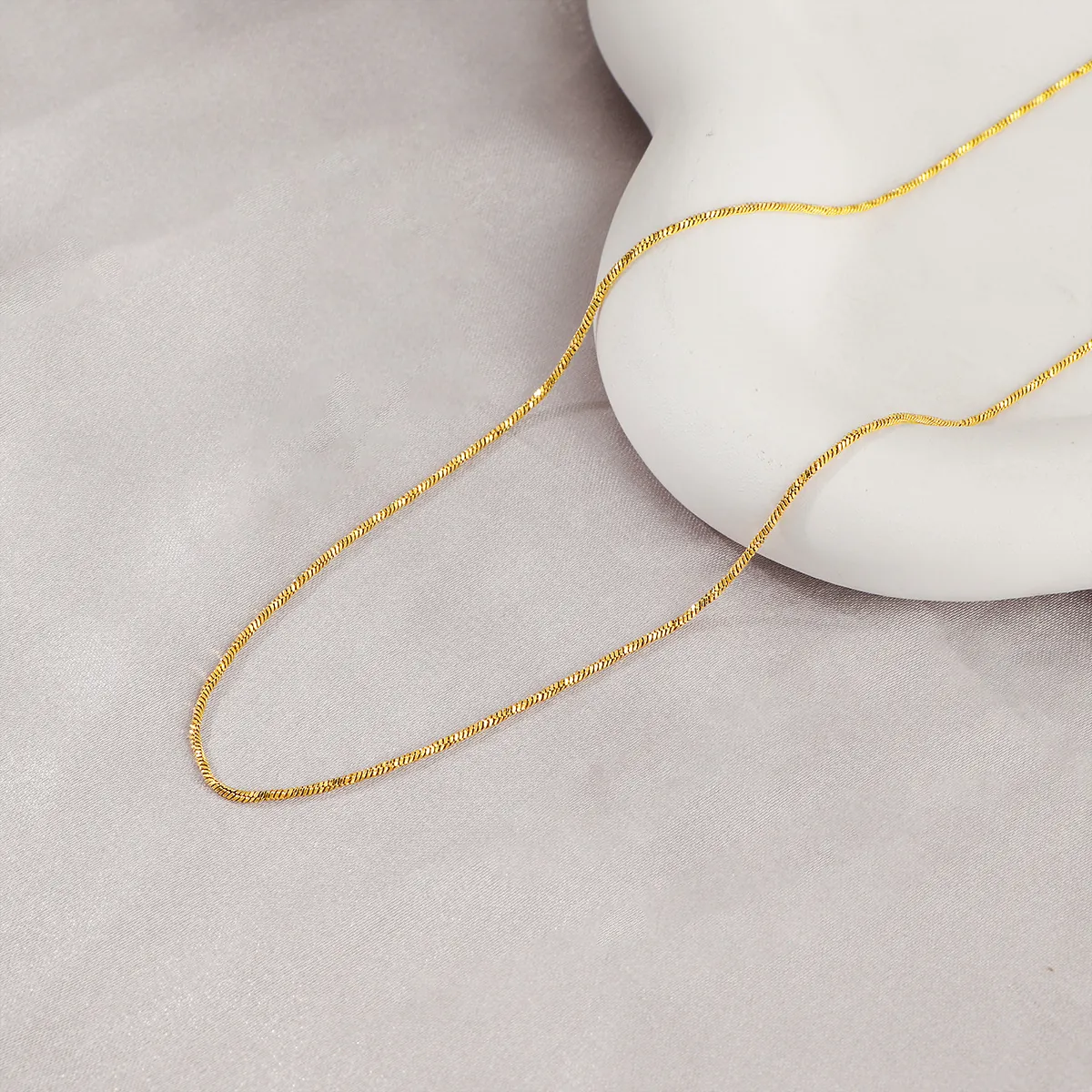 Collier Chaîne Torsadée Minimaliste Plaqué Or 18K Acier Inoxydable Bijoux Fins Pour Femmes Tenue Quotidienne