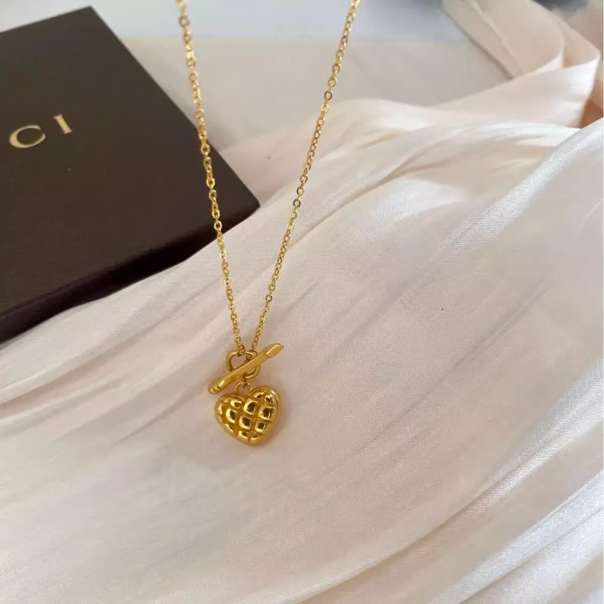Titanstahl Gesteppte Herz Anhänger Halskette Damen Vintage Vergoldet Pfeil Knebelverschluss Collier Schmuck