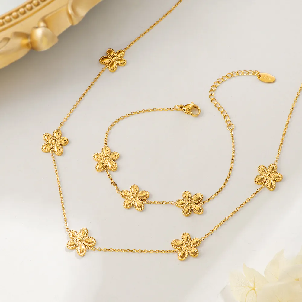 Elegante 18K Vergoldete Edelstahl Blumenkette Und Armband Schmuck Für Damen INS Stil Minimalistische Florale Anhänger