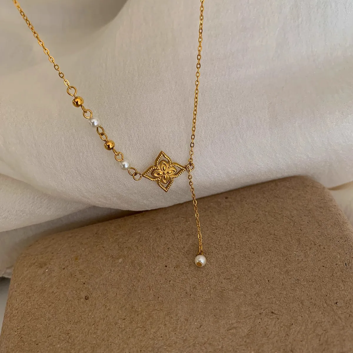 Kleeblatt Künstliche Perle Quasten Halskette Titanstahl 18K Vergoldet Hohlblume Y-Förmige Elegante Schmuck Für Frauen