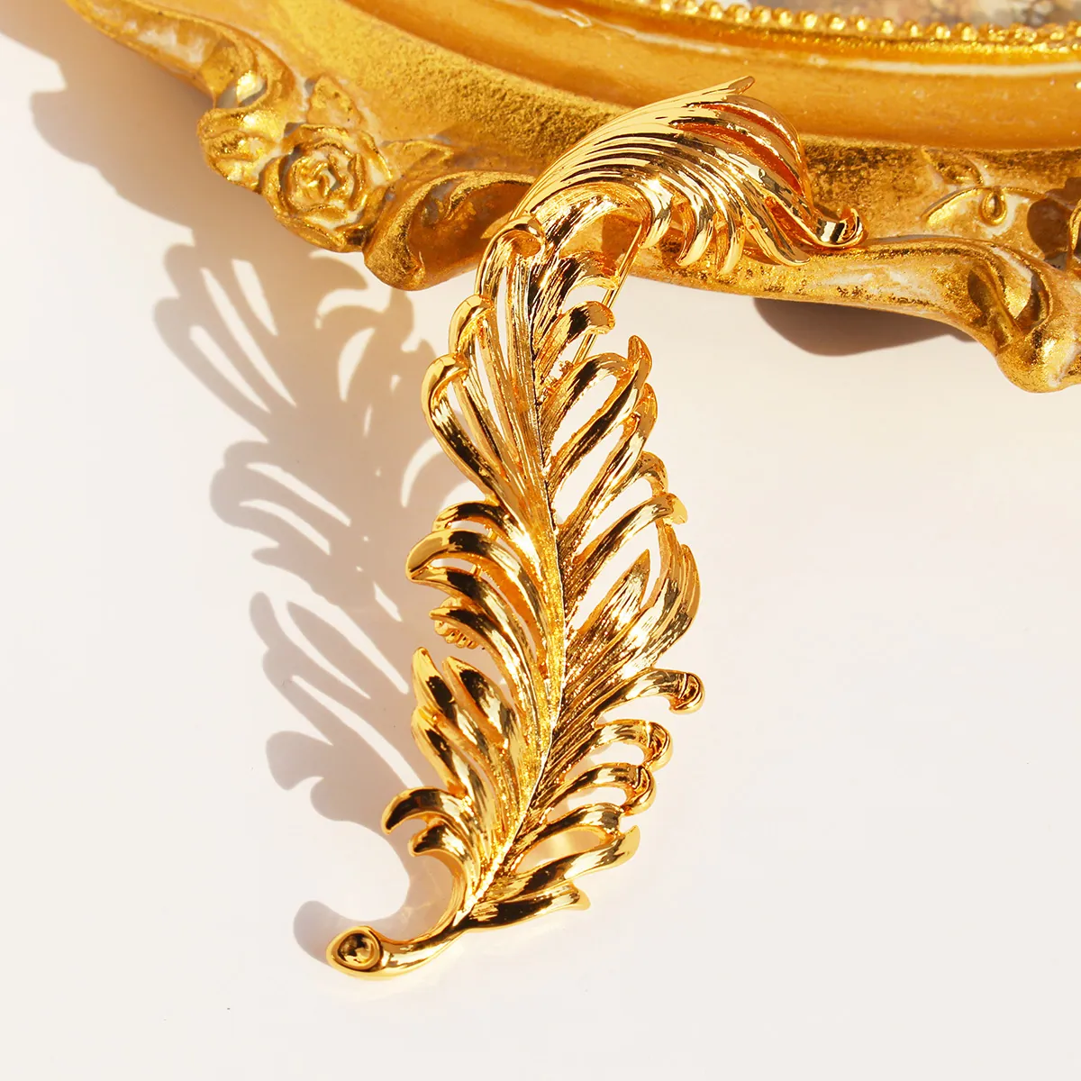 Vintage Golden Feather Brooch Brass Gold Plated Zirconia Inlaid Luxury Phoenix Wing Lapel Pin For Women Coat Accessories