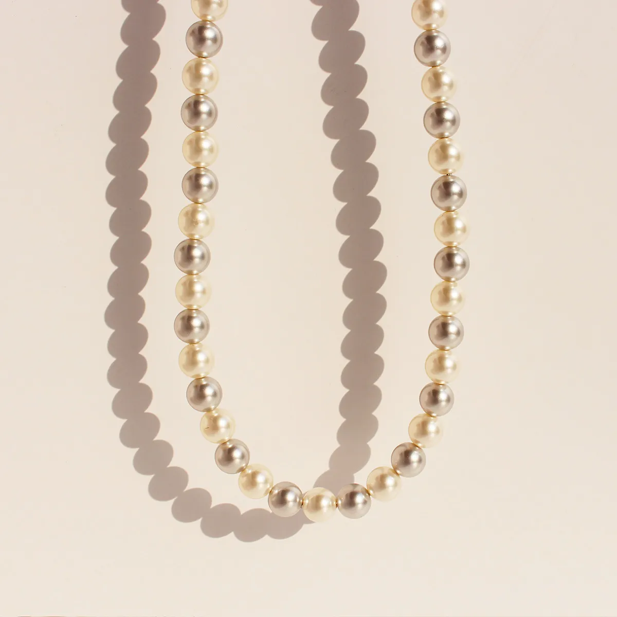 Collier De Künstliche Perles Bicolore Style Français Vintage Laiton Avec Künstliche Perles Grises Et Blanches Zircon Chaîne De Pull Pour Femmes