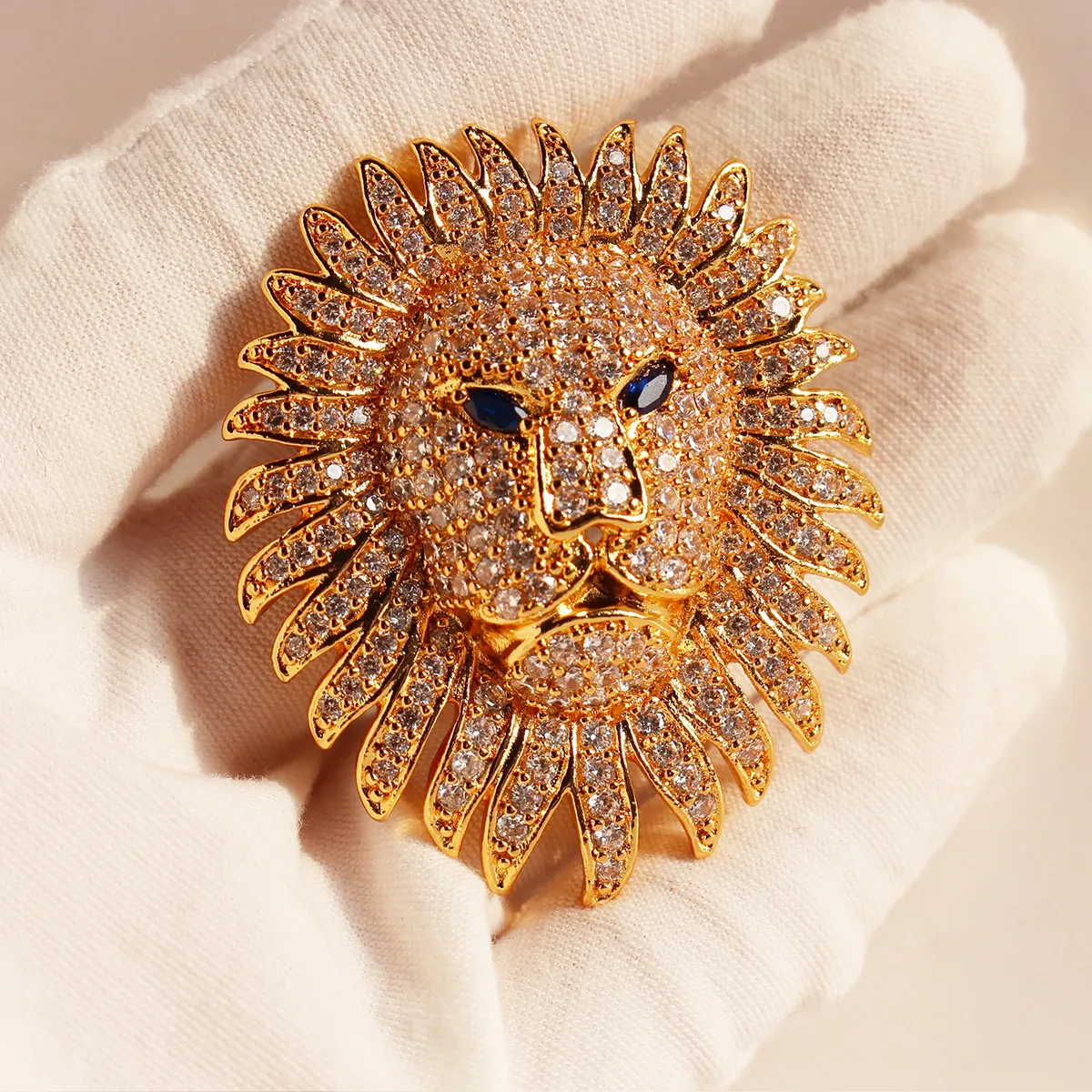Broche Tête De Lion Laiton Plaqué Or Micro Pavé Zircone Yeux Bleus Hip Hop Bijoux Animaux Cool Pour Hommes Femmes