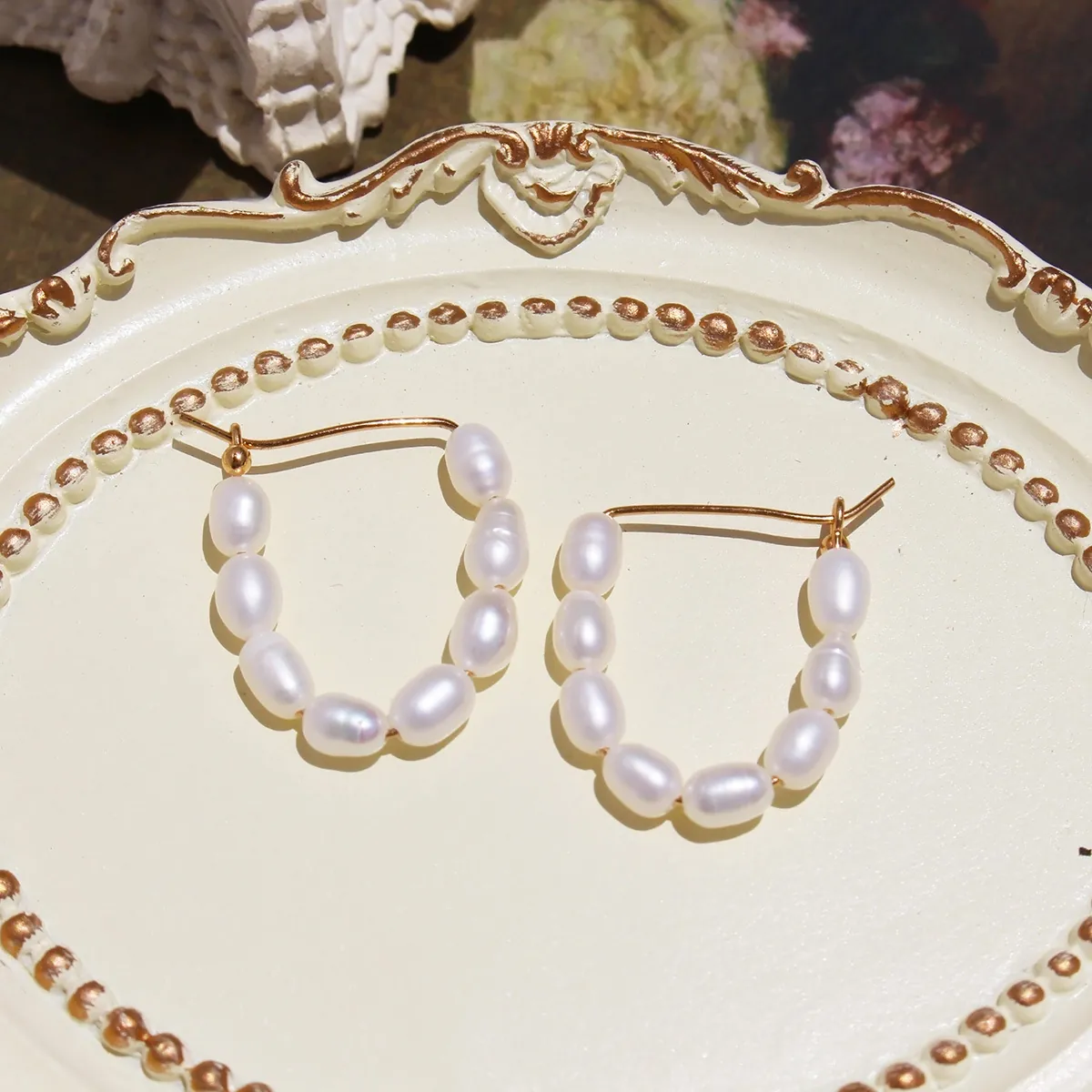 Boucles D'oreilles En Perles D'eau Douce Naturelles Laiton Plaqué Or Forme U Fait Main Style Français Rétro