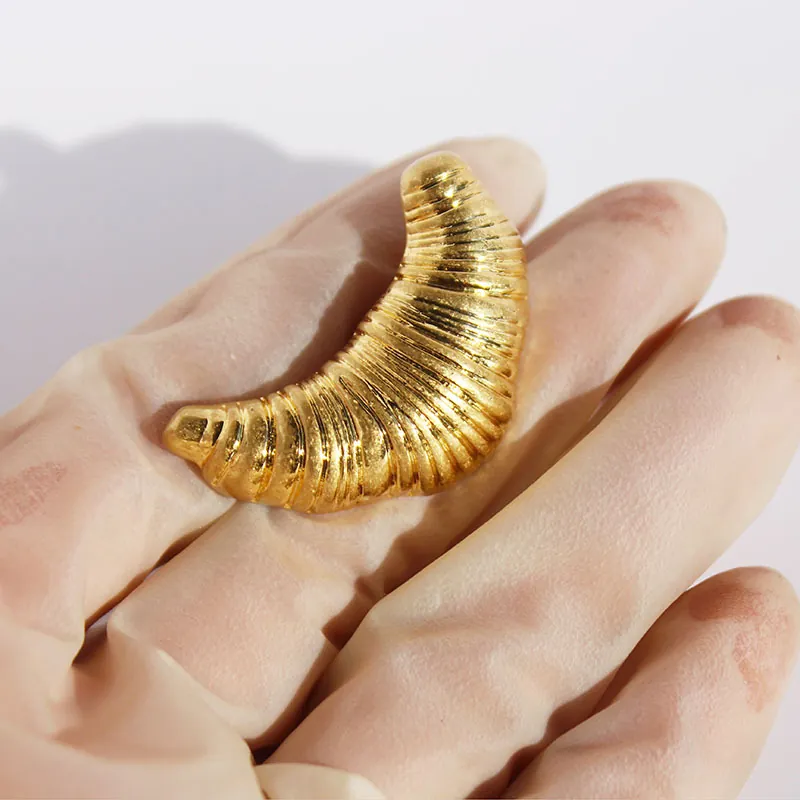 Vintage Gold Plated Copper Croissant Brooch For Women Fashion Ribbed Texture Bread Shape Lapel Pin Clothing Jewelry Accessory