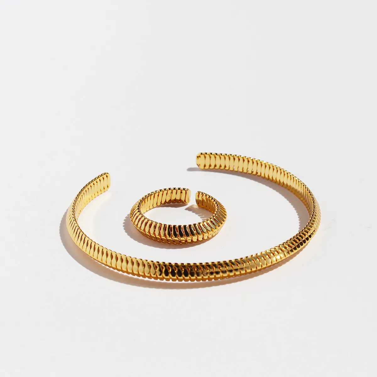 Bijoux En Laiton Plaqué Or Ouvert Réglable Texture Os De Serpent Bracelet Et Bague Design De Niche Minimaliste Tendance Femmes