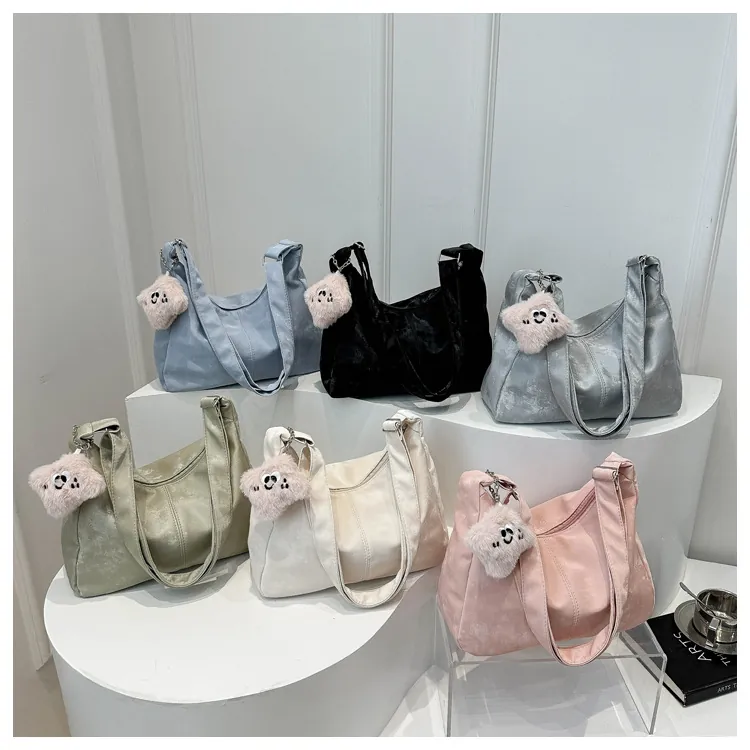Sac à Bandoulière Femme Texture Daim Grande Capacité Hobo Minimaliste Sac Fourre-Tout Avec Pendentif en Peluche Fermeture Éclair
