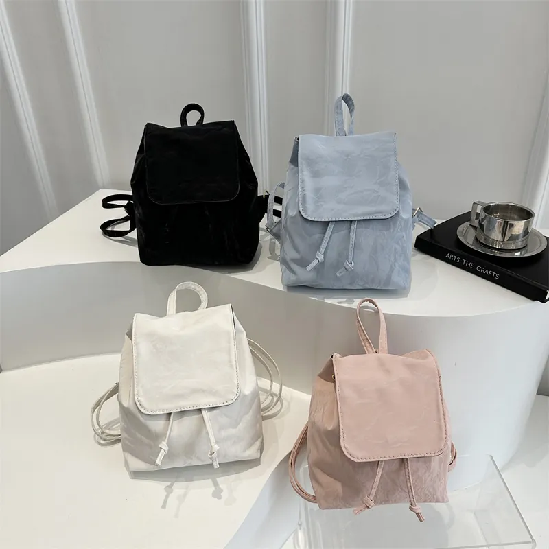 Mini Sac à Dos Femmes en PU à Texture Froissée Rétro Sac à Bandoulière Mode à Rabat et Cordon Décontracté pour Femmes