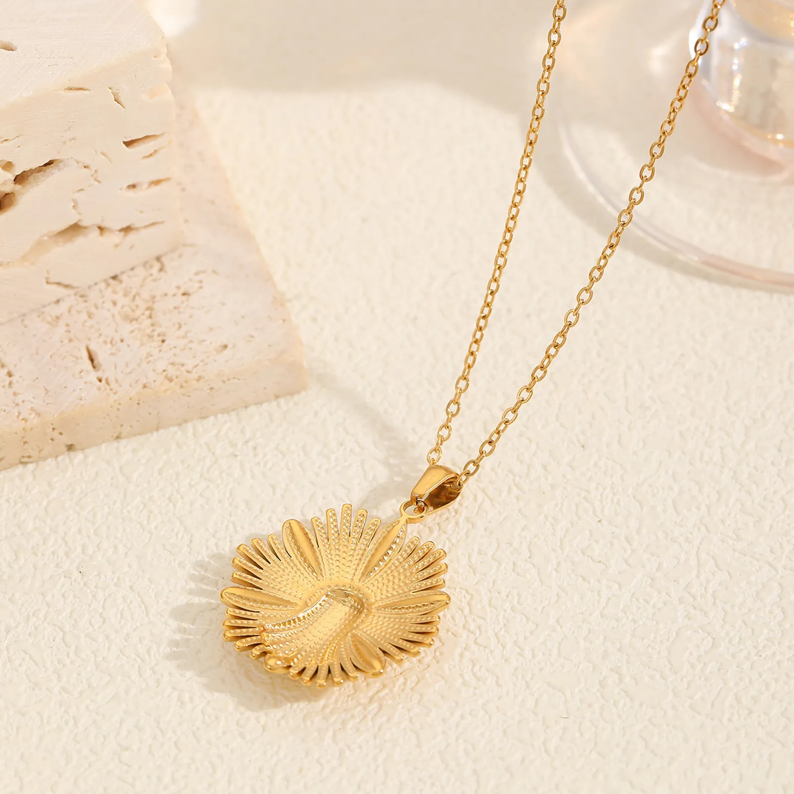 Collier Pendentif Tournesol Abeille Acier Inoxydable Plaqué Or Texture Radiale Style Pastoral Simple Bijoux Pour Femmes