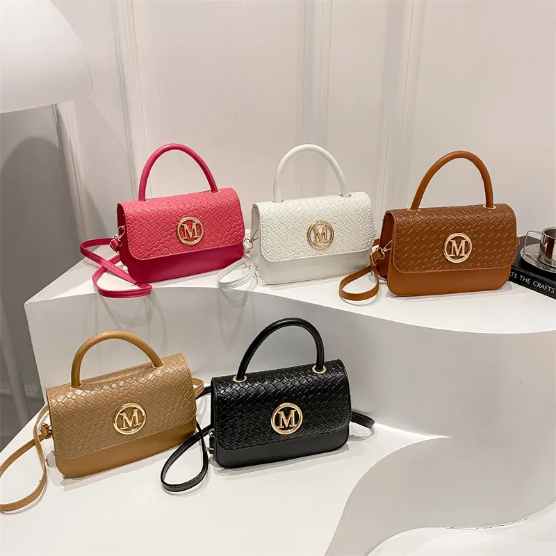 Sac à Main pour Femme en Cuir PU à Texture Tissée Sac à Bandoulière de Luxe Léger avec Rabat à Logo M en Métal Circulaire