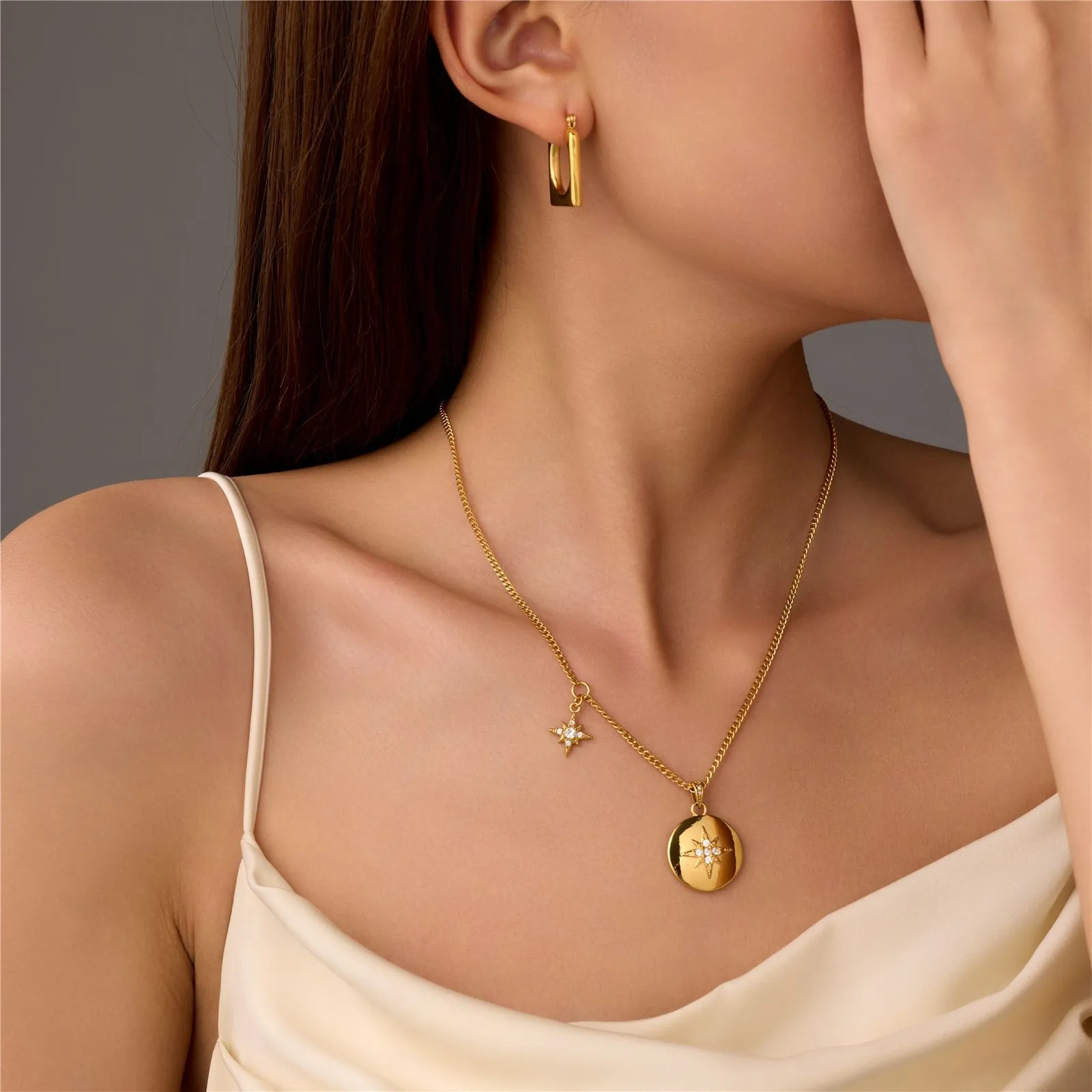 Collier Pendentif Pièce Ronde Étoile Acier Inoxydable Plqué Or Zircone Charme Étoile Bijoux Chic Cadeau Pour Femmes