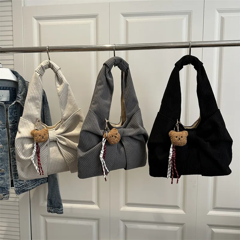 Sac à Main Tendance en Velours Côtelé Niche pour Femme Grand Nœud Sac à Épaule Plissé Sac Fourre-Tout sous le Bras Doux Avec Pendentif Ours