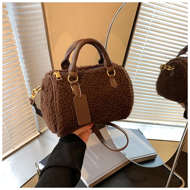 Sac Boston Vintage en Peluche Peau de Mouton Synthétique Femme Patchwork en Similicuir Sac à Épaule Baril Mode Hiver