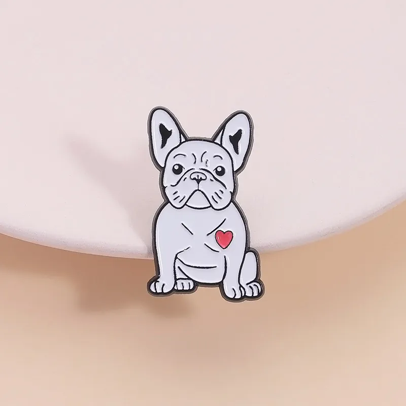 Simpatica Spilla Smaltata a Forma di Bulldog Francese Bianco Con Cuore Rosso in Lega di Zinco Distintivo per Vestiti Borse