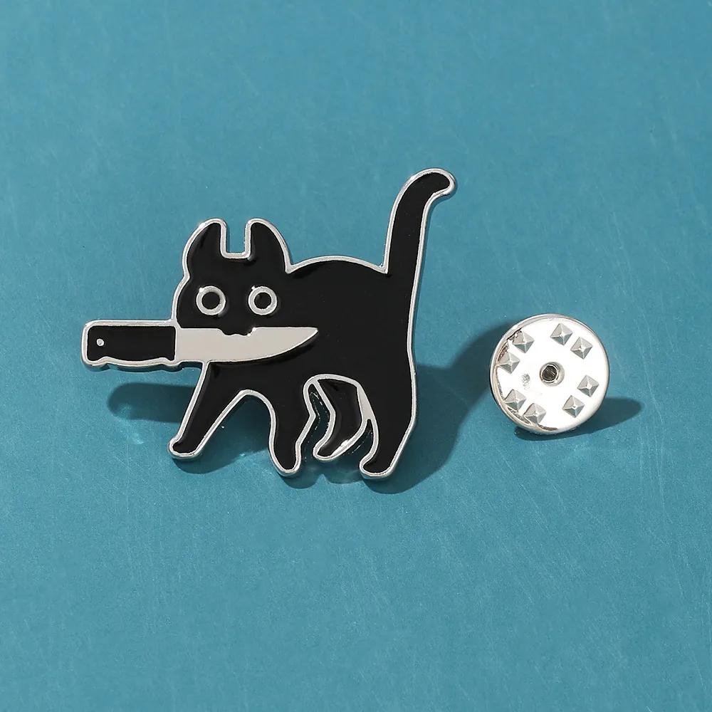 Drôle Dessin Animé Chat Noir Tenant Couteau Épingle en Émail Créatif Animal Alliage Broche Badge Pour Sacs Vêtements Accessoires Bijoux Cadeau