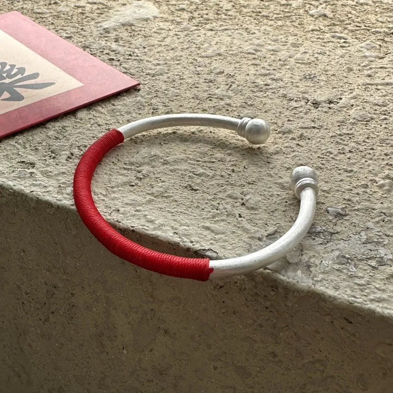 Bracelet en Argent Sterling 925 avec Cordon Rouge pour Femme Jonc Ouvert de Style Ethnique Minimaliste Cadeau Bijoux Nouvel An Chinois
