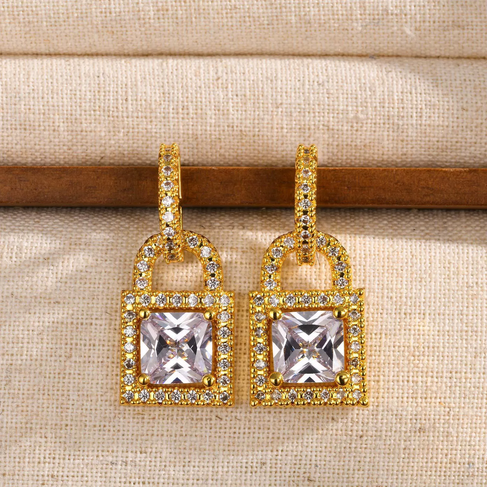 Fashion Brass Gold Plated Padlock Drop Earrings For Women Luxury Square Zirconia Pave Rhinestone Lock Dangle Earrings Jewelry