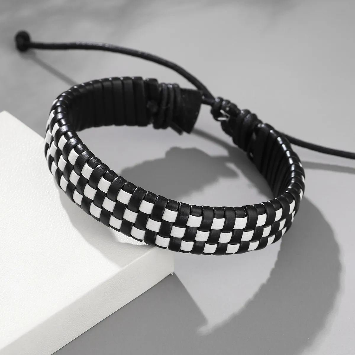 Bracelet en Cuir de Vache Tressé Fait Main Damier Réglable Motif Grille Noir Blanc Bracelet de Mode Unisexe Bijoux