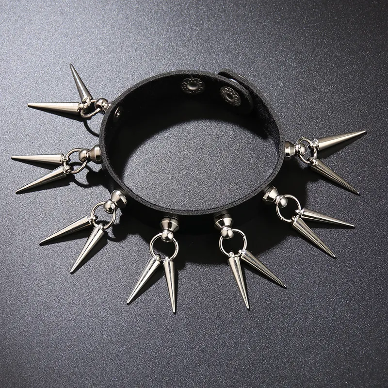 Bracelet en Cuir Punk Rock pour Hommes Bracelet à Pointes Rivets Gothique Bijoux de Scène Tendance Noir Couleur Argent