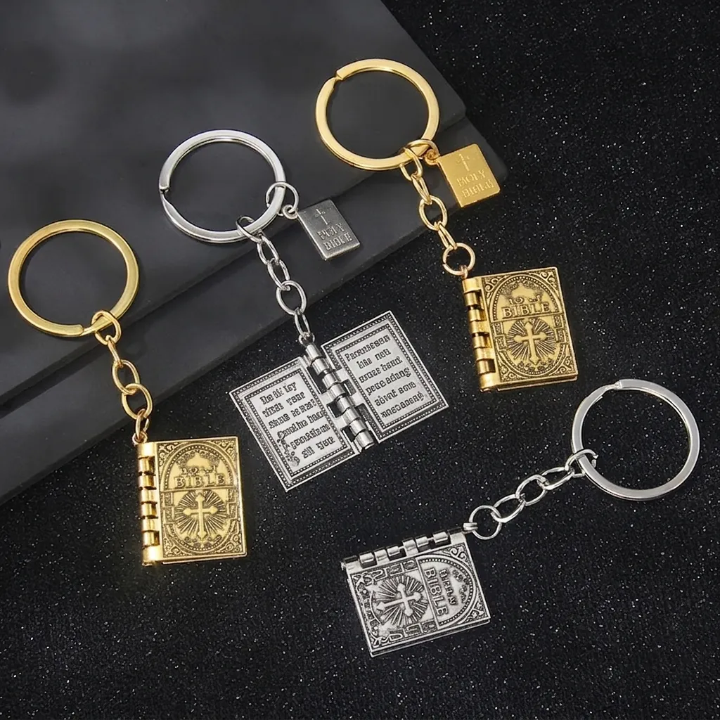 Porte-Clés Livre Sainte Bible en Métal Vintage Pendentif Croix Rétro Religieux Couverture de Bible Charme de Sac Cadeau Bijoux