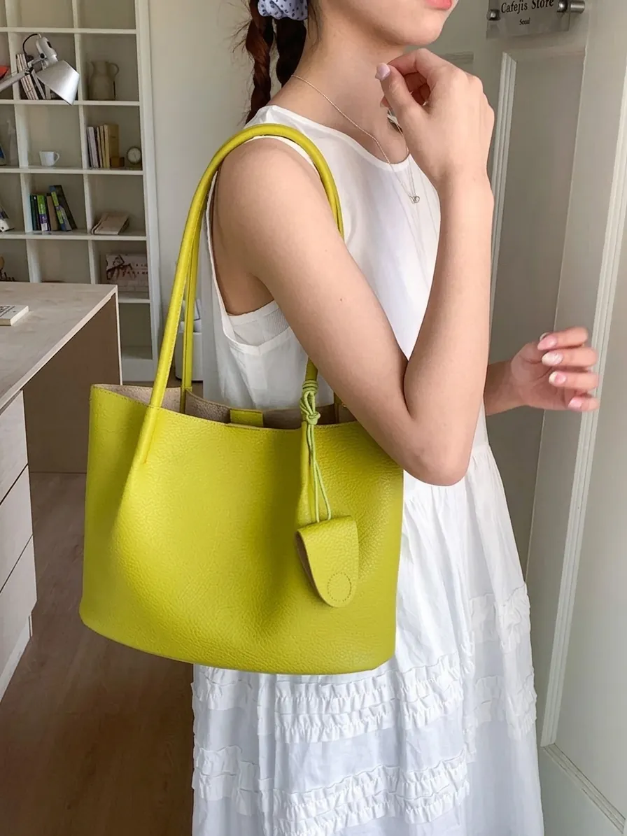 Damen Große Kapazität Gekörntes PU Leder Tragetasche Minimalistisch Mode Schultertasche Mit Anhänger Für Den Täglichen Weg