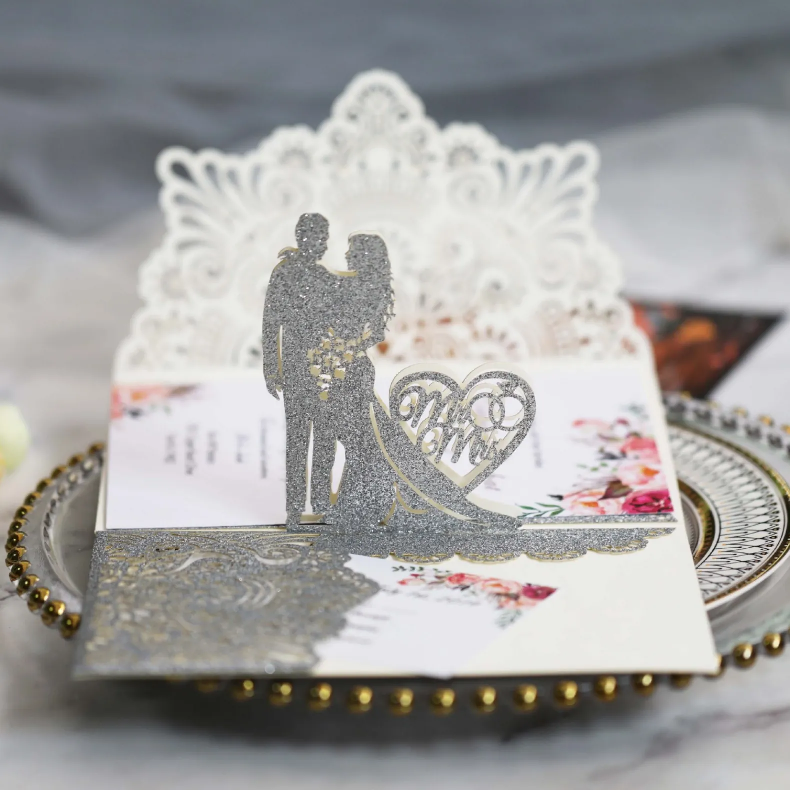 Inviti di Nozze 3D Pop-up Taglio Laser Carta Perla Artificialta Glitterata Silhouette Sposi Biglietto Con Busta Invito