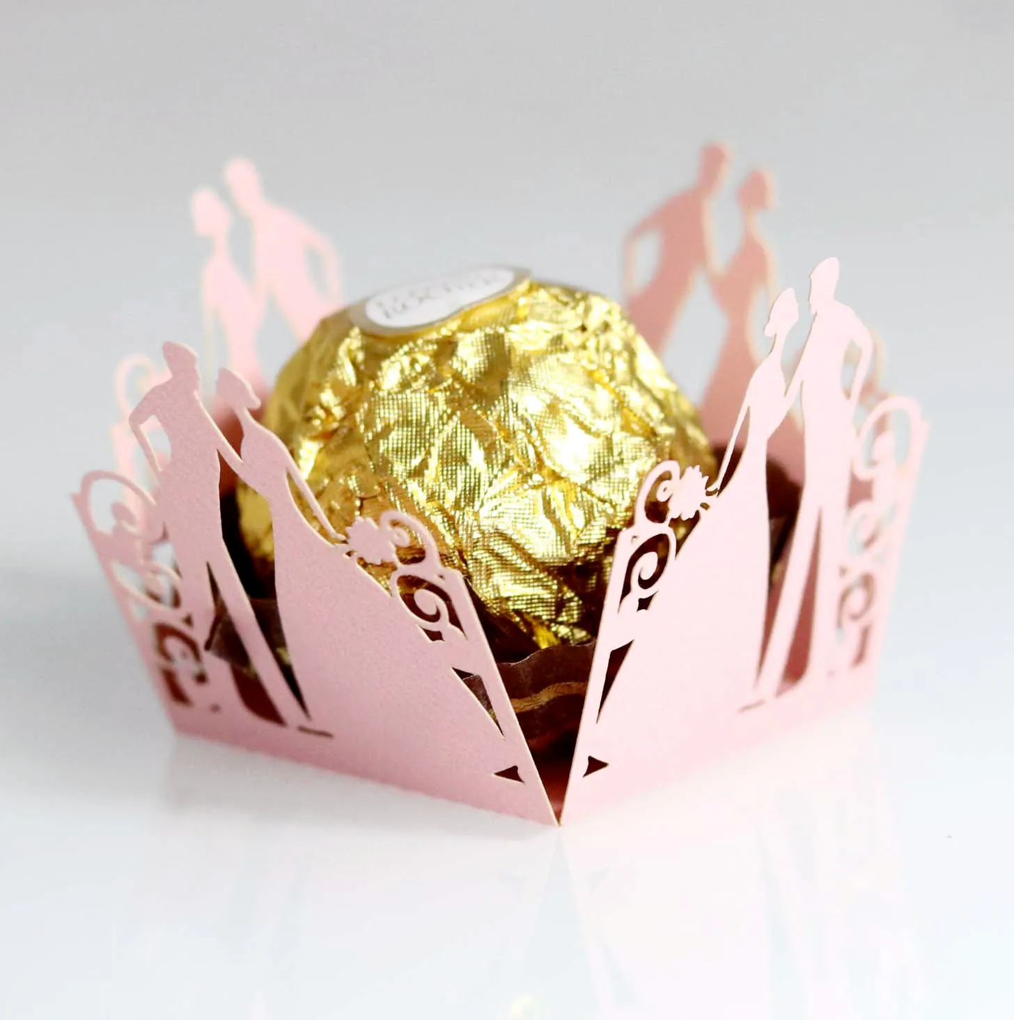 Laser Cut Hollow Chocolate Wrapper Pearl Paper Wedding Candy Box Sleeve Couple Silhouette Dessert Party Table Decoration