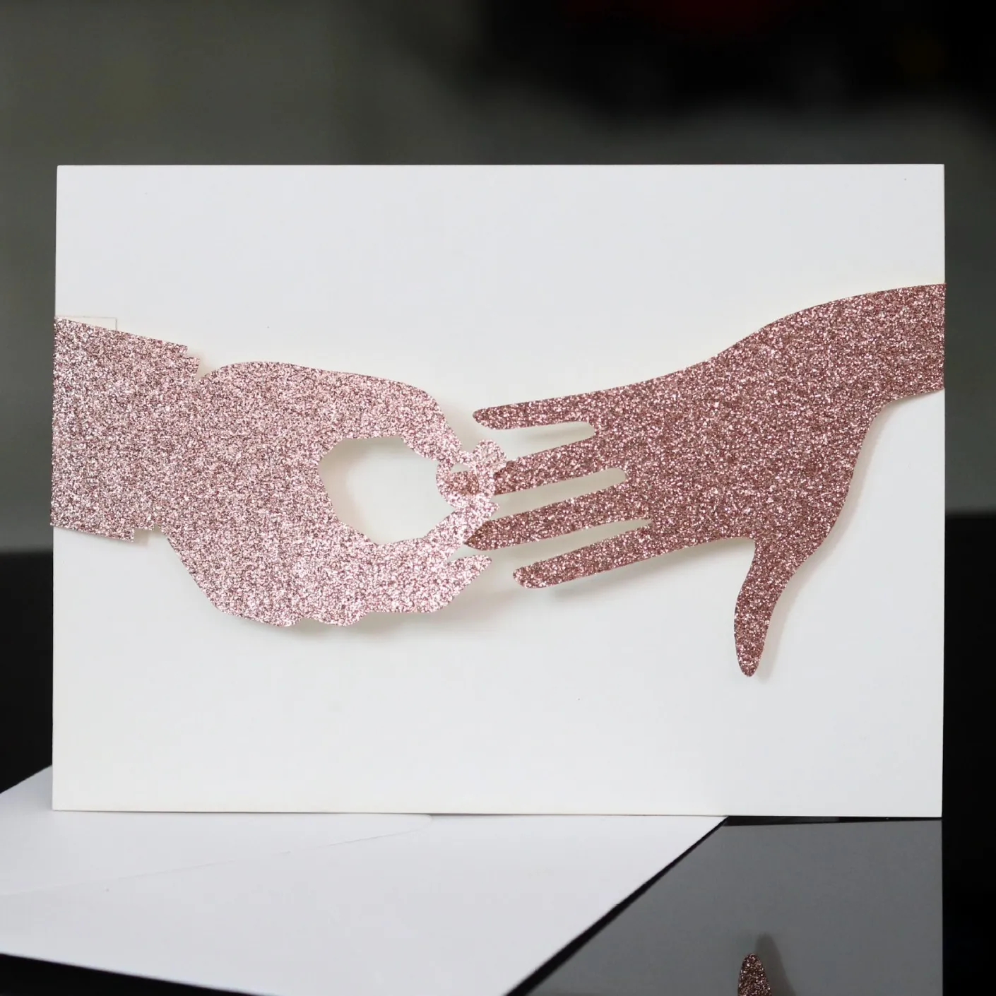 European Laser Cut Wedding Invitations Glitter Pearlescent Paper Hollow Out Hand Ring Design Celebration Invitation Card