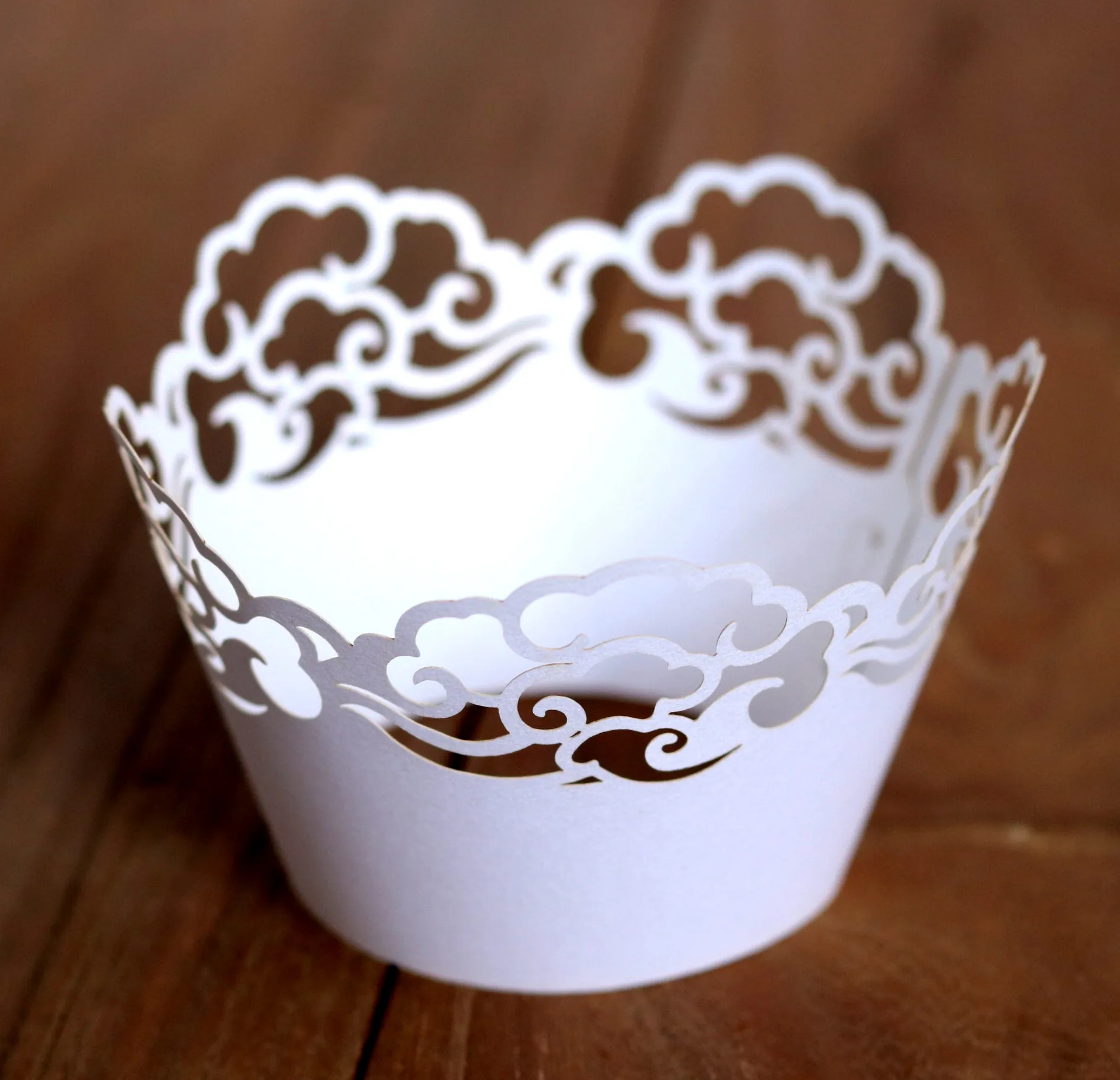 Laser Cut Cupcake Wrappers Artificial Pearl Paper Hollowed Cloud Pattern Decorative Liners For Wedding Birthday Party Dessert Table Decor