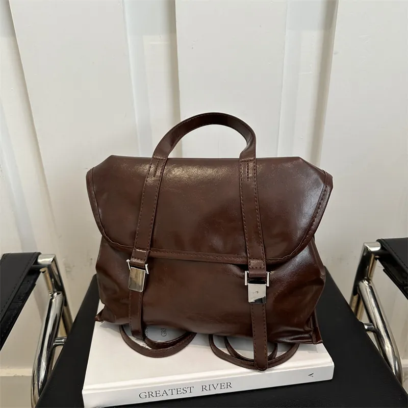 Zaino in Pelle PU Rétro da Donna Copertura a Patta Fibbia in Metallo Borsa Tote Moda Con Ciondolo da Baseball Rimovibile