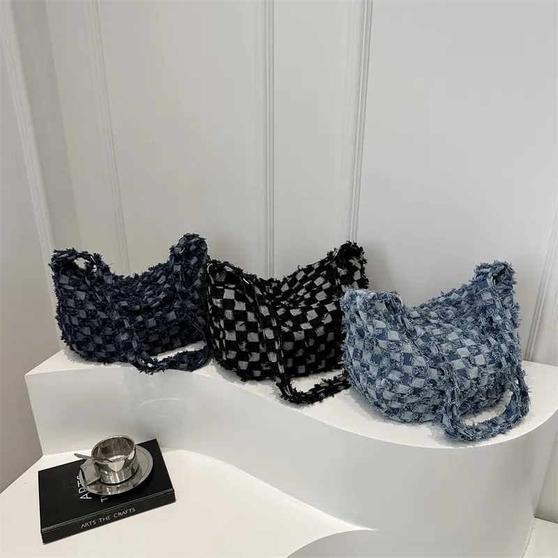 Sac à Épaule en Denim à Damier avec Franges Grande Capacité Sac Cabas Hobo Effiloché pour Femmes Rétro Décontracté Style Urbain