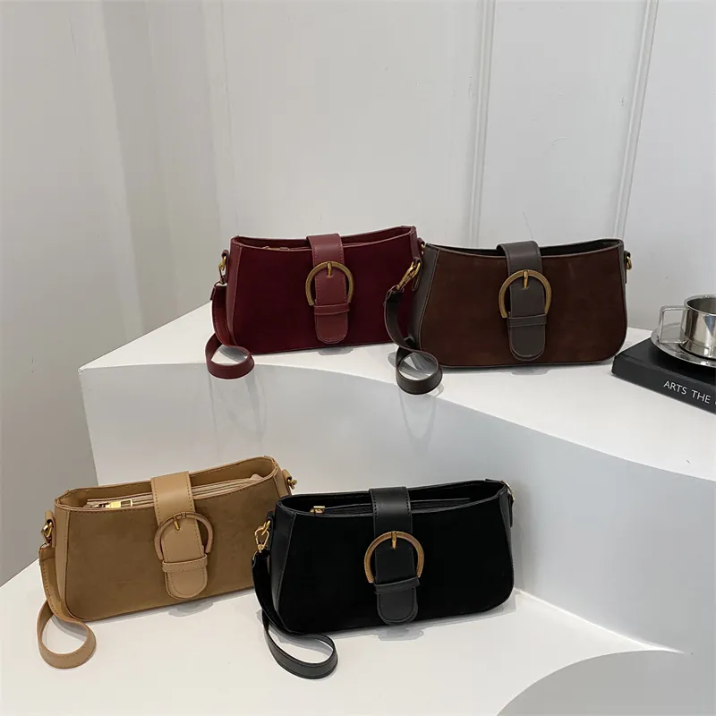 Sac Sous le Bras en Simili Daim Givré Vintage pour Femmes Sac à Épaule Carré Rétro Avec Grande Boucle Métallique Sac Bandoulière Urbain