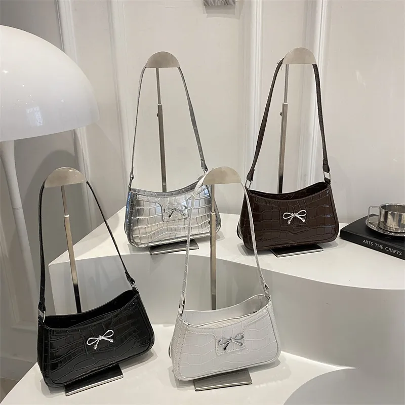 British Style PU Leather Crocodile Pattern Underarm Bag For Women Minimalist Shoulder Bag With Metal Bowknot Retro Small Square Bag