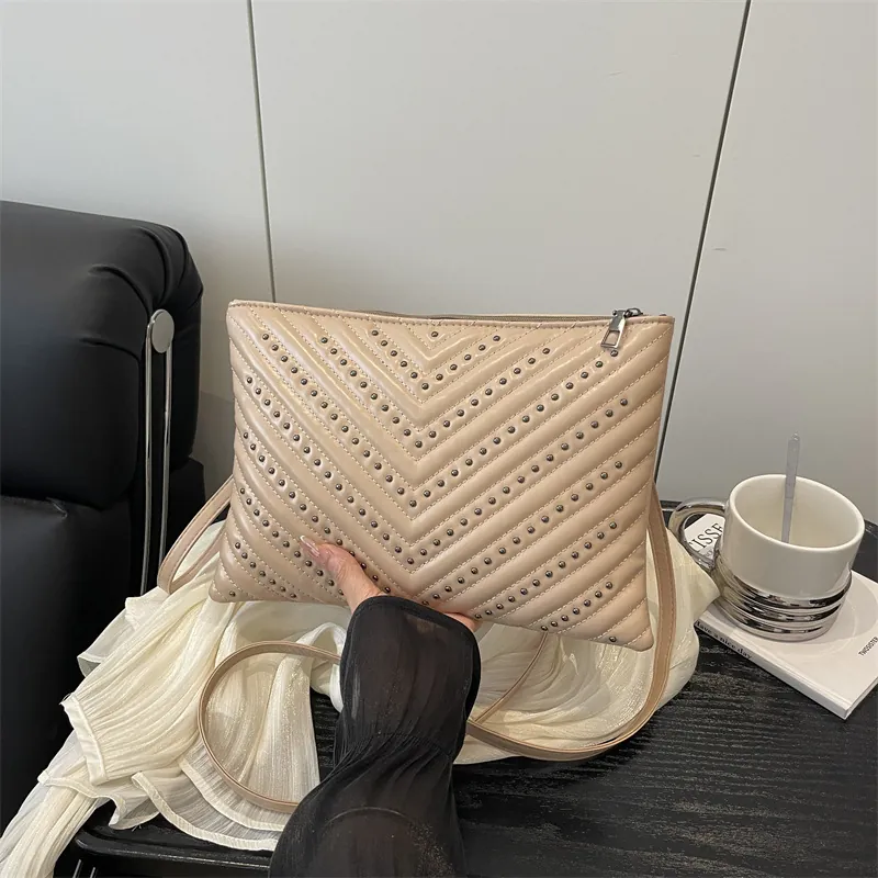 Women Fashion PU Leather Crossbody Bag Chevron Quilted Rivet Envelope Shoulder Bag Street Trend Soft Envelope Clutch Purse