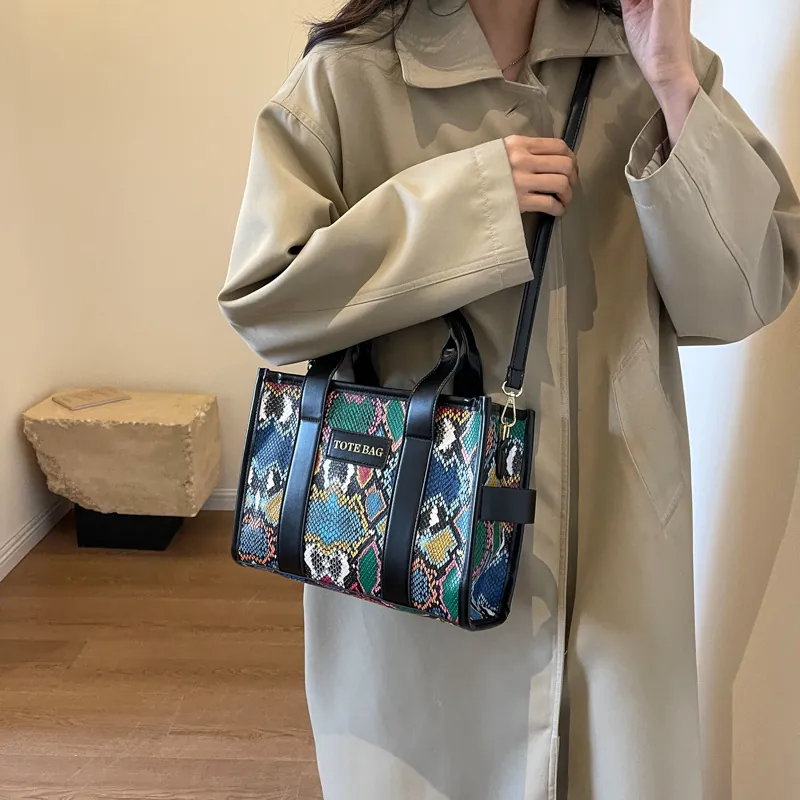 Women Fashion Snake Print PU Leather Tote Bag Urban Minimalist Python Pattern Shoulder Bag With Detachable Strap Handbag