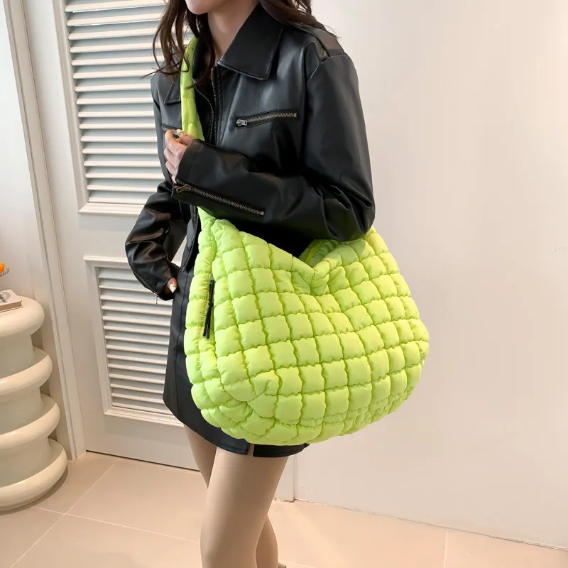 Große Kapazität Damen Gesteppte Puffer Wolken Tasche Polyester Mode Schulter Umhängetasche Für Den Alltag